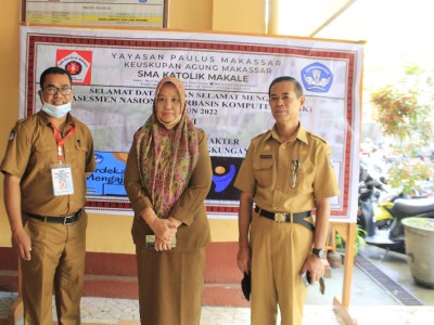 Kepala Sekolah bersama Pengawas Dinas Pendiddikan dalam kegiatan ANBK